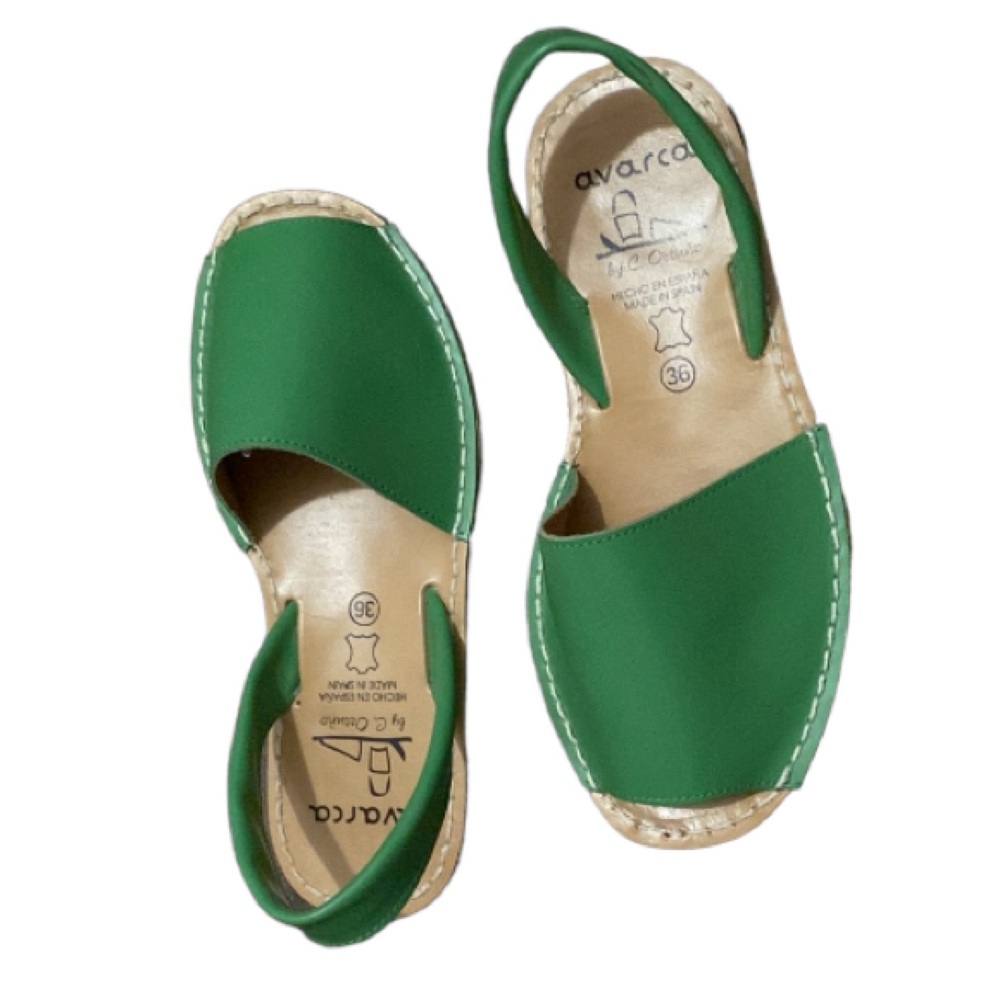 NWOT Avarca Made in Spain  Slip On Leather Flat Green Open Toe Sandals Size 36